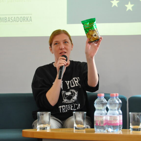 Gospa Blagojević s kavo, ki jo spominja na domovino, foto: Neža Taufer, 3k