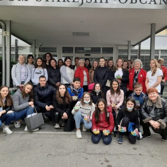 Vsi sodelujoči pred domom, foto: arhiv OZ RKS Novo mesto