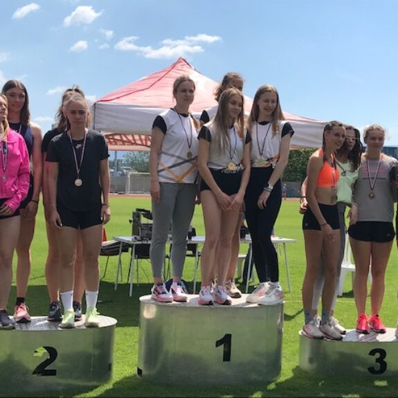 Dijakinje GIMNM 2. v štafeti, foto: Saša Lavrič
