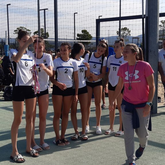 Ekipa GNM - dijakinje si delijo medalje, foto: Janja Bučar, Ivan Maričič