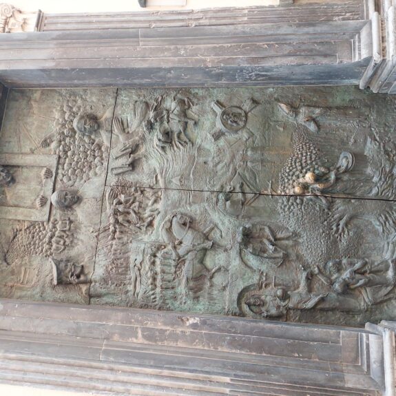 Slovenska zgodovina na vratih stolnice, foto: Suzana Krvavica