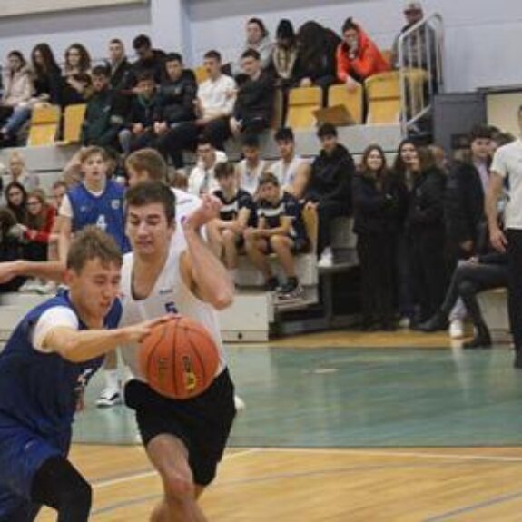 Filip v borbi za žogo, foto: Miran Jerman, Zavod za šport NM