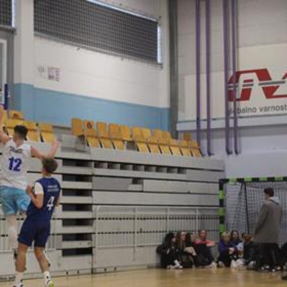 Jakob zaključuje s košem, foto: Miran Jerman, Zavod za šport NM