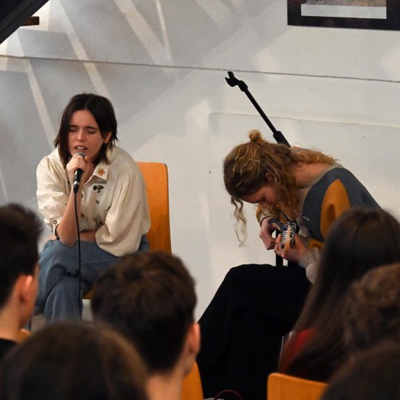 Maja Tomić in Lana Traven med glasbeno točko, foto: Jaša Pelko