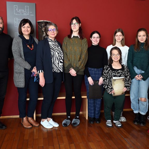 Pred Gimnazijko z Rastočo knjigo, foto: Jaša Pelko