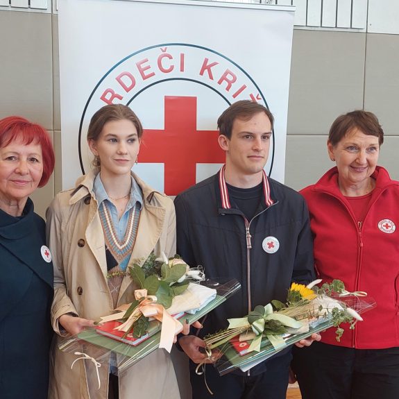 Naj prostovoljca s predsednico in sekretarko OZRKSNM, foto: Suzana Krvavica
