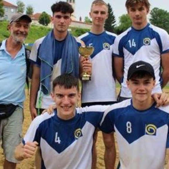 Ekipa odbojkašev s profesorjem, foto: Zavod za šport Novo mesto