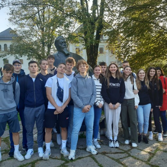 Športniki ob Tavčarjevem spomeniku na Visokem, foto: Natalija Petakovič