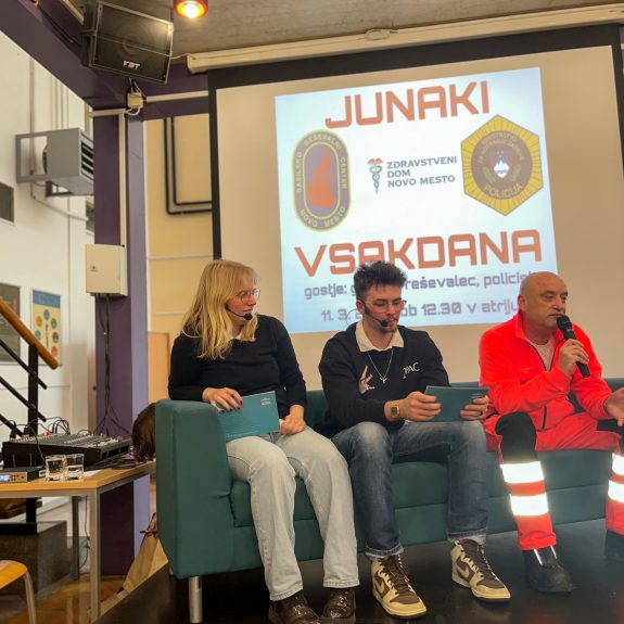 Moderatorja in reševalec Aleš Jakše, foto: Tjaša Kern