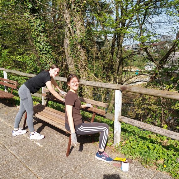 Barvanje klopi pred DSO, foto: Suzana Krvavica