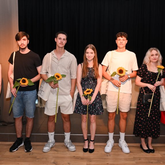 Zlati maturanti z ravnateljico - od leve prosti desni: Živa Bregar, Marko Topić, Miha Mihalič, Ana Sluga, Vid Koščak, Eva Urankar, ravnateljica, foto: Foto Asja