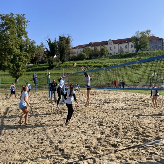 Dijakinje med igro, foto: Marko Bartolj, Janja Oklešen, Maj Prejac