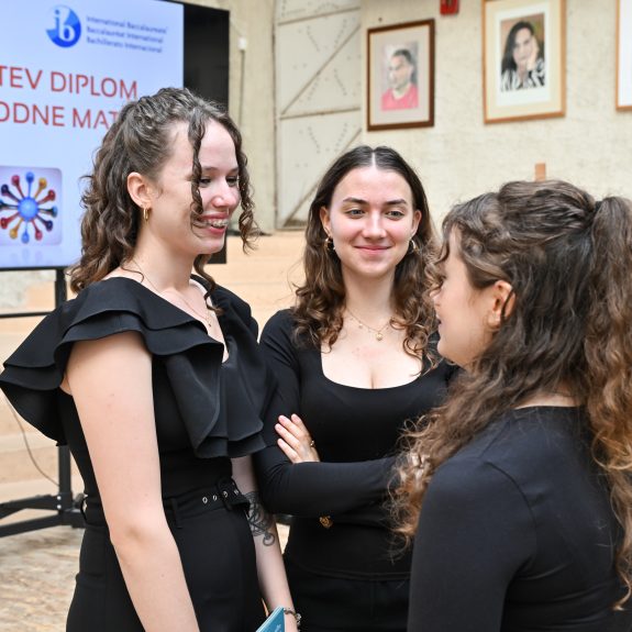 Nastopajoče Nika, Mia in Zoja, foto: Foto Asja