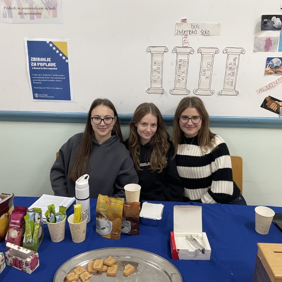 Prostovoljci kuhajo kavo in čaj, foto: Eva Hudokin, 4mm