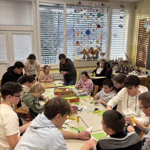 Dijaki in učenci krasijo piškote in se družijo, foto: Eva Hudoklin