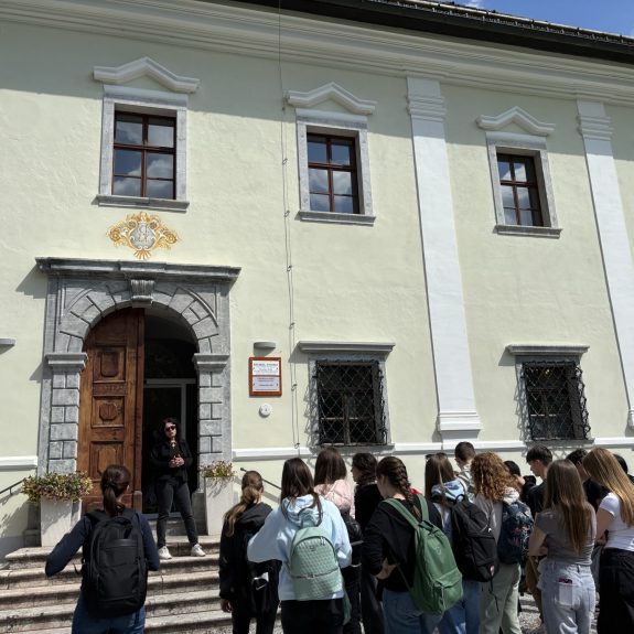 Pred Tavčarjevim dvorcem na Visokem, foto: Suzana Krvavica