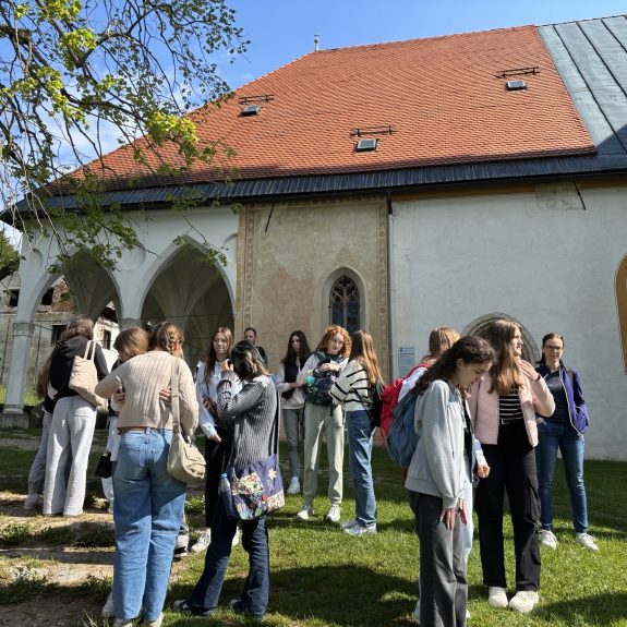 Pred cerkvijo v Crngrobu, foto: Suzana Krvavica