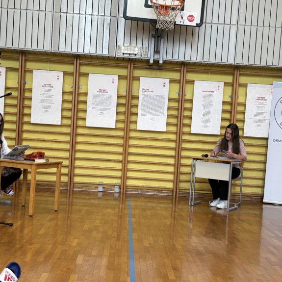 Karin in Manca v skeču, foto: Suzana Krvavica