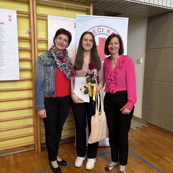 Naj prostovoljka Manca z mamo in mentorico, foto: Suzana Krvavica