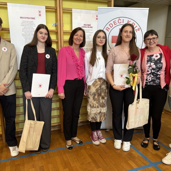 Prostovoljci GimNM z mentorico in koordinatorkama na RK, foto: Suzana Krvavica