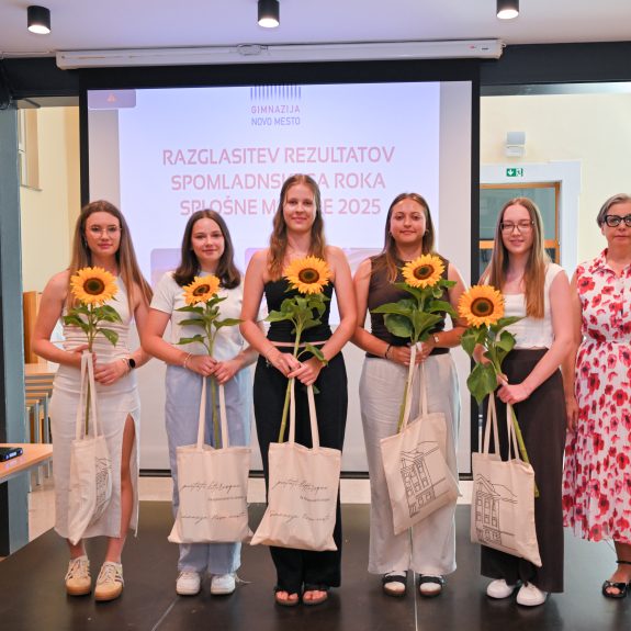 Zlate maturantke splošne mature z ravnateljico, od leve proti desni: Lucija Rangus, Eva Šketelj, Tisa Božič, Tija Kren, Ema Zagorc, foto: Foto Asja