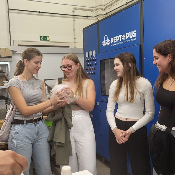 Poskusi s tekočim dušikom, foto: Branka Klemenčič