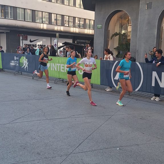 Dijakinje na Ljubljanskem maratonu, foto: Sandi Kostić