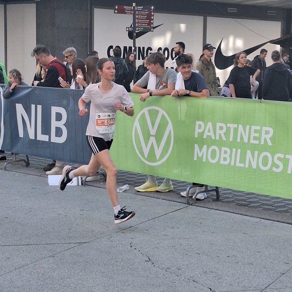 Dijakinje na Ljubljanskem maratonu, foto: Sandi Kostić