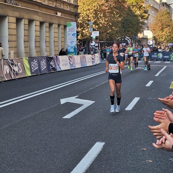 Dijakinje na Ljubljanskem maratonu, foto: Sandi Kostić