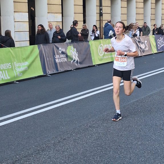 Dijakinje na Ljubljanskem maratonu, foto: Sandi Kostić