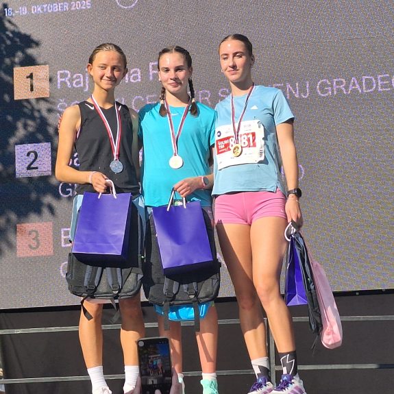 Dijakinje na Ljubljanskem maratonu, foto: Sandi Kostić