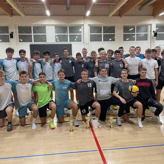 Ekipa odbojkarjev GimNm in drugi tekmovalci, foto: Janja Oklešen