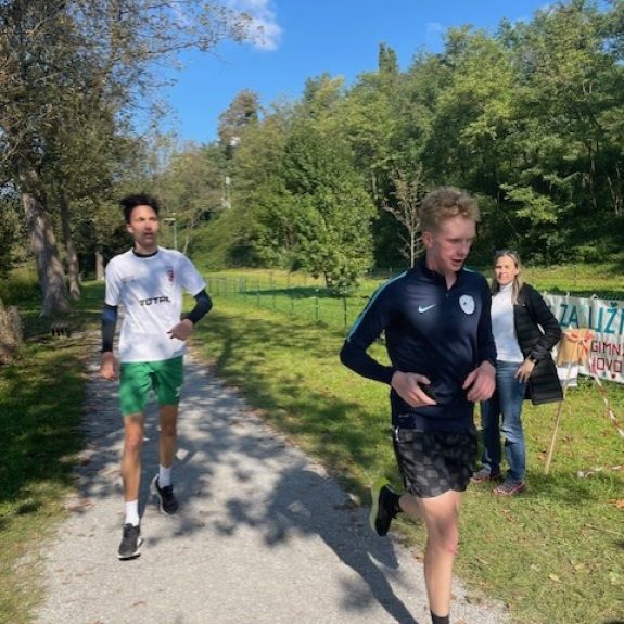 Gimnazija teče v parku Loka, foto: Breda Vovko