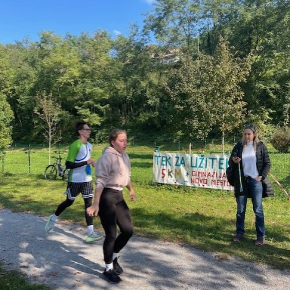 Gimnazija teče v parku Loka, foto: Breda Vovko