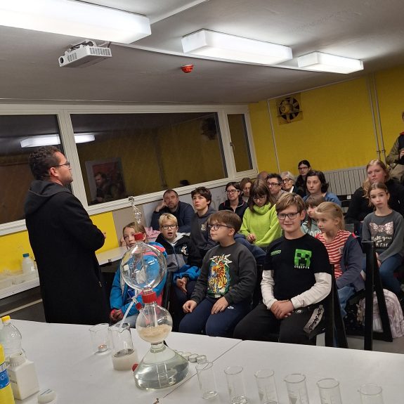 Kemijski eksperimenti v Dolenjskem muzeju, foto:  Alenka Dražić