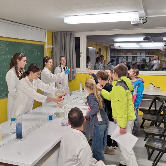 Kemijski eksperimenti v Dolenjskem muzeju, foto:  Alenka Dražić