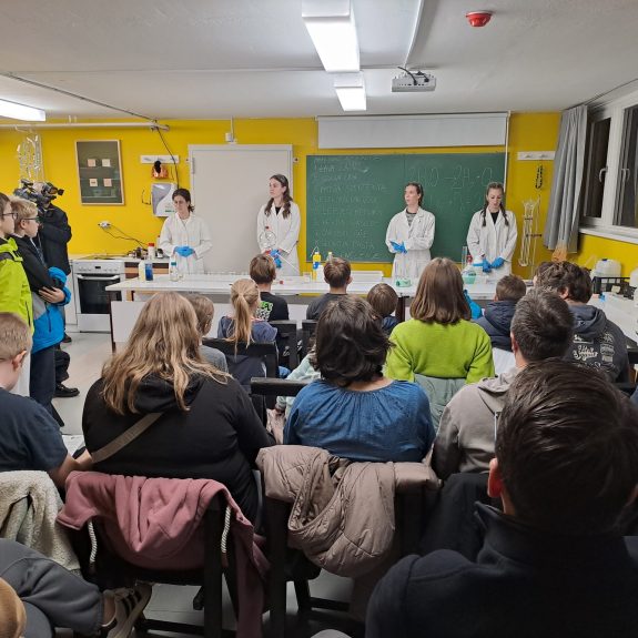 Kemijski eksperimenti v Dolenjskem muzeju, foto:  arhiv Dolenjskega muzeja