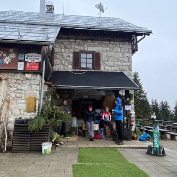 Pred kočo na Mirni gori, foto: Saša Lavrič