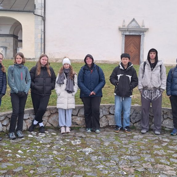 Pred cerkvijo na Trški gori, foto: Sandi Kostič
