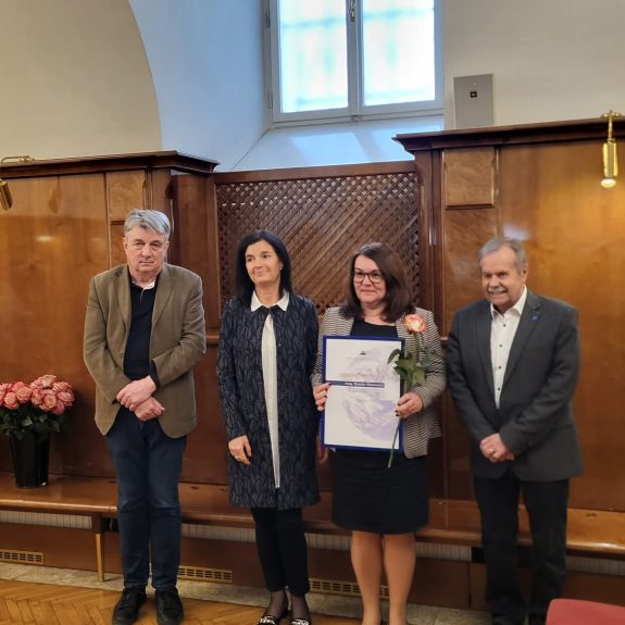 Branka Klemenčič pri prevzemu srebrnega priznanja ZOTKS, foto: Aljoša Seljak in arhiv ZOTKS