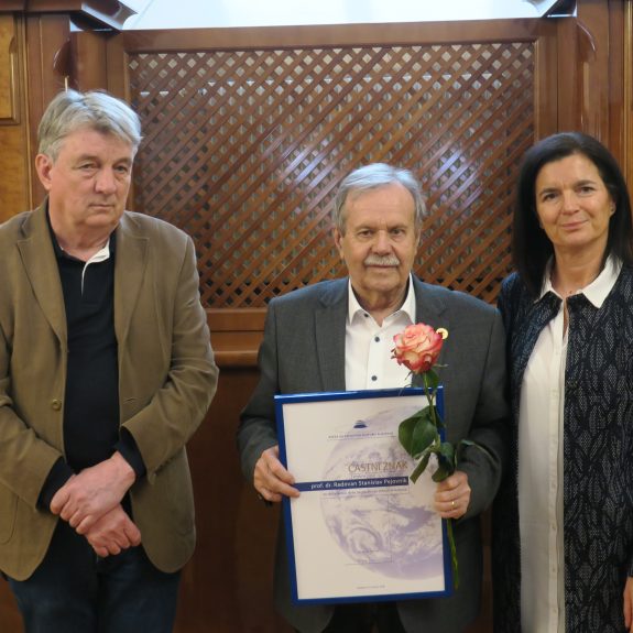 prof.dr. Radovan Stanislav Pejovnik pri prevzemu častnega znaka ZOTKS, foto: Aljoša Seljak in arhiv ZOTKS