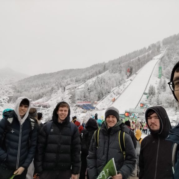 Gimnazijci z mentorjem v Planici, foto: Nejc Kastelic