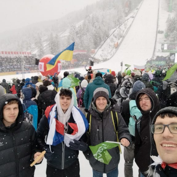 Gimnazijci z mentorjem v Planici, foto: Nejc Kastelic