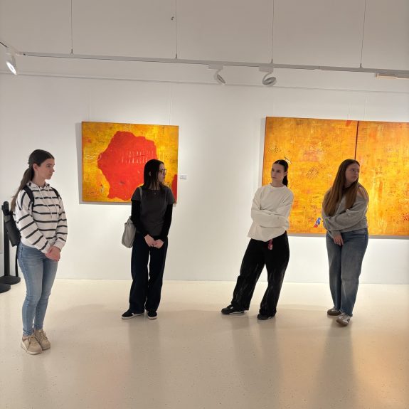 Ogled razstave s slikarjem Jankom Oračem, foto: Suzana Krvavica