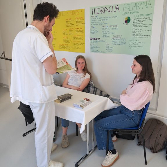 Klepet s študentom zdravstvene nege, foto: Karmen Čarman
