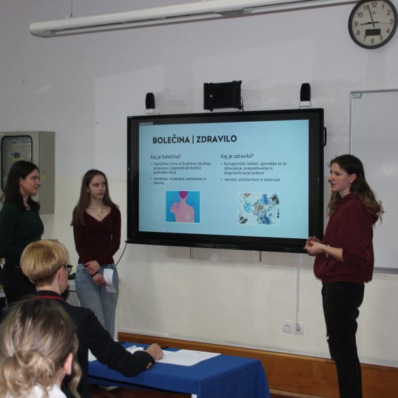 Ema, Alja in Špela med zagovorom, foto: Tara Bajuk