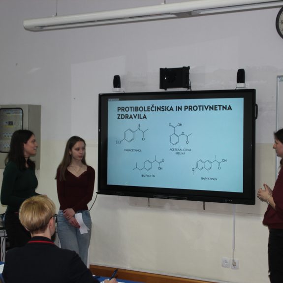 Ema, Alja in Špela med zagovorom, foto: Tara Bajuk