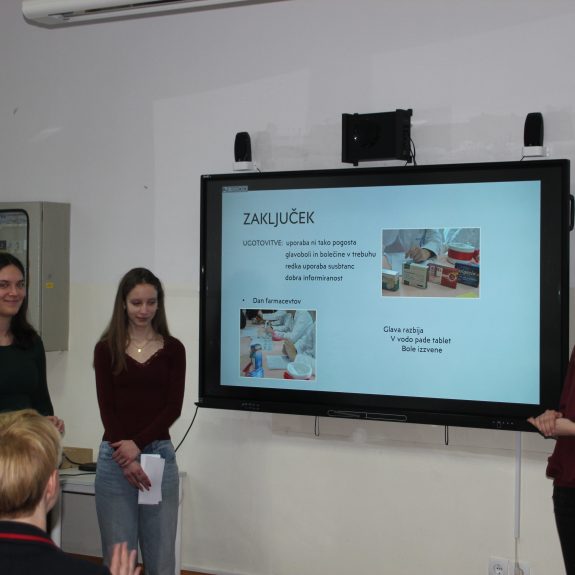 Ema, Alja in Špela med zagovorom, foto: Tara Bajuk