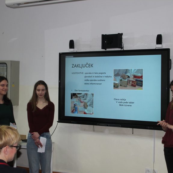 Ema, Alja in Špela med prestavitvijo, foto: Tara Bajuk