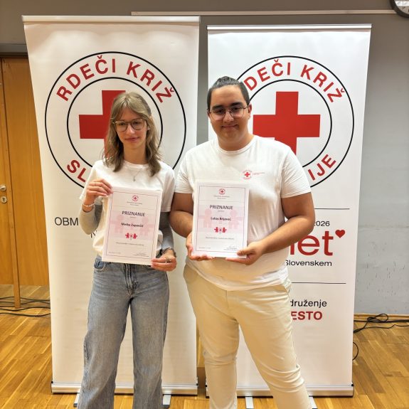 Naj prostovoljec Lukas Brljavac, GimNM, in naj prostovoljka Metka Zupančič, Šolski center NMVoditelja David in Iza, foto: Suzana Krvavica in Petra Šinkovec z OZRKS NM